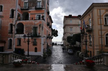 Minori, Campania, İtalya 19 Kasım 2024: Bir zamanlar Roma aristokrasisinin tatil beldesi olan Amalfi Sahili 'ndeki en eski yerleşim merkezi, 1997 yılından bu yana UNESCO' nun Dünya Mirası Bölgesi