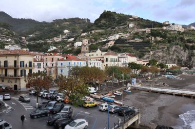 Minori, Campania, İtalya 19 Kasım 2024: Bir zamanlar Roma aristokrasisinin tatil beldesi olan Amalfi Sahili 'ndeki en eski yerleşim merkezi, 1997 yılından bu yana UNESCO' nun Dünya Mirası Bölgesi