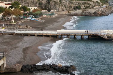 Minori, Campania, İtalya 19 Kasım 2024: Bir zamanlar Roma aristokrasisinin tatil beldesi olan Amalfi Sahili 'ndeki en eski yerleşim merkezi, 1997 yılından bu yana UNESCO' nun Dünya Mirası Bölgesi