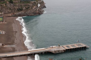 Minori, Campania, İtalya 19 Kasım 2024: Bir zamanlar Roma aristokrasisinin tatil beldesi olan Amalfi Sahili 'ndeki en eski yerleşim merkezi, 1997 yılından bu yana UNESCO' nun Dünya Mirası Bölgesi