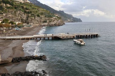 Minori, Campania, İtalya 19 Kasım 2024: Bir zamanlar Roma aristokrasisinin tatil beldesi olan Amalfi Sahili 'ndeki en eski yerleşim merkezi, 1997 yılından bu yana UNESCO' nun Dünya Mirası Bölgesi