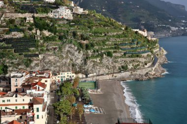 Minori, Campania, İtalya 19 Kasım 2024: Bir zamanlar Roma aristokrasisinin tatil beldesi olan Amalfi Sahili 'ndeki en eski yerleşim merkezi, 1997 yılından bu yana UNESCO' nun Dünya Mirası Bölgesi