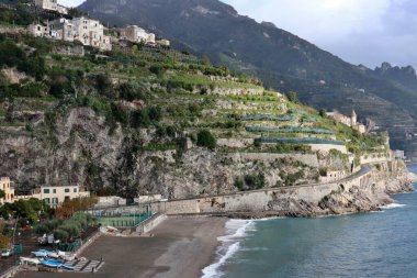 Minori, Campania, İtalya 19 Kasım 2024: Bir zamanlar Roma aristokrasisinin tatil beldesi olan Amalfi Sahili 'ndeki en eski yerleşim merkezi, 1997 yılından bu yana UNESCO' nun Dünya Mirası Bölgesi