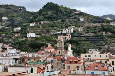 Minori, Campania, İtalya 19 Kasım 2024: Bir zamanlar Roma aristokrasisinin tatil beldesi olan Amalfi Sahili 'ndeki en eski yerleşim merkezi, 1997 yılından bu yana UNESCO' nun Dünya Mirası Bölgesi
