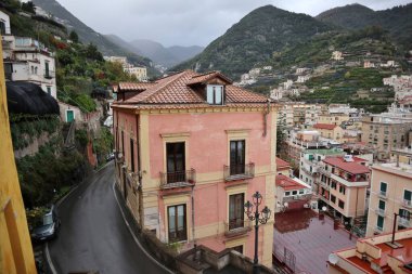 Minori, Campania, İtalya 19 Kasım 2024: Bir zamanlar Roma aristokrasisinin tatil beldesi olan Amalfi Sahili 'ndeki en eski yerleşim merkezi, 1997 yılından bu yana UNESCO' nun Dünya Mirası Bölgesi