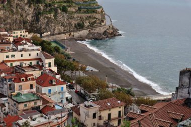 Minori, Campania, İtalya 19 Kasım 2024: Bir zamanlar Roma aristokrasisinin tatil beldesi olan Amalfi Sahili 'ndeki en eski yerleşim merkezi, 1997 yılından bu yana UNESCO' nun Dünya Mirası Bölgesi