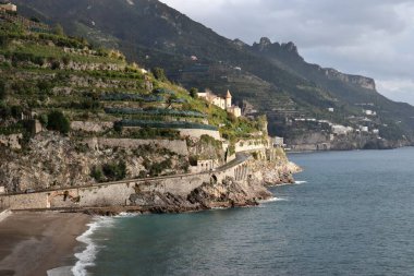 Minori, Campania, İtalya 19 Kasım 2024: Bir zamanlar Roma aristokrasisinin tatil beldesi olan Amalfi Sahili 'ndeki en eski yerleşim merkezi, 1997 yılından bu yana UNESCO' nun Dünya Mirası Bölgesi