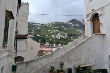 Minori, Campania, İtalya 19 Kasım 2024: Bir zamanlar Roma aristokrasisinin tatil beldesi olan Amalfi Sahili 'ndeki en eski yerleşim merkezi, 1997 yılından bu yana UNESCO' nun Dünya Mirası Bölgesi