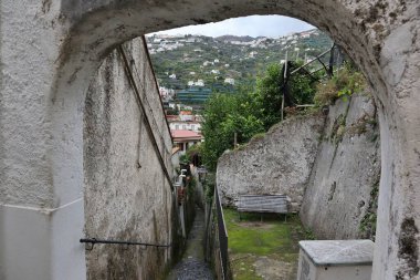 Minori, Campania, İtalya 19 Kasım 2024: Bir zamanlar Roma aristokrasisinin tatil beldesi olan Amalfi Sahili 'ndeki en eski yerleşim merkezi, 1997 yılından bu yana UNESCO' nun Dünya Mirası Bölgesi