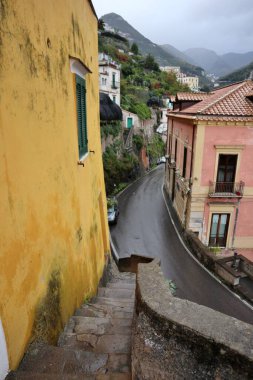 Minori, Campania, İtalya 19 Kasım 2024: Bir zamanlar Roma aristokrasisinin tatil beldesi olan Amalfi Sahili 'ndeki en eski yerleşim merkezi, 1997 yılından bu yana UNESCO' nun Dünya Mirası Bölgesi