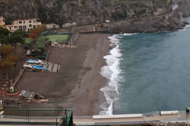 Minori, Campania, İtalya 19 Kasım 2024: Bir zamanlar Roma aristokrasisinin tatil beldesi olan Amalfi Sahili 'ndeki en eski yerleşim merkezi, 1997 yılından bu yana UNESCO' nun Dünya Mirası Bölgesi