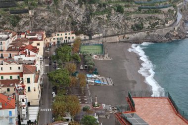 Minori, Campania, İtalya 19 Kasım 2024: Bir zamanlar Roma aristokrasisinin tatil beldesi olan Amalfi Sahili 'ndeki en eski yerleşim merkezi, 1997 yılından bu yana UNESCO' nun Dünya Mirası Bölgesi