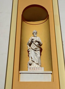 Minori, Campania, İtalya 19 Kasım 2024: 18. yüzyılın ortalarında Minori 'nin koruyucu azizi Aziz Trofimena' nın kalıntılarını barındırmak için yeniden inşa edilen kilise