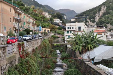 Minori, Campania, İtalya 19 Kasım 2024: Bir zamanlar Roma aristokrasisinin tatil beldesi olan Amalfi Sahili 'ndeki en eski yerleşim merkezi, 1997 yılından bu yana UNESCO' nun Dünya Mirası Bölgesi