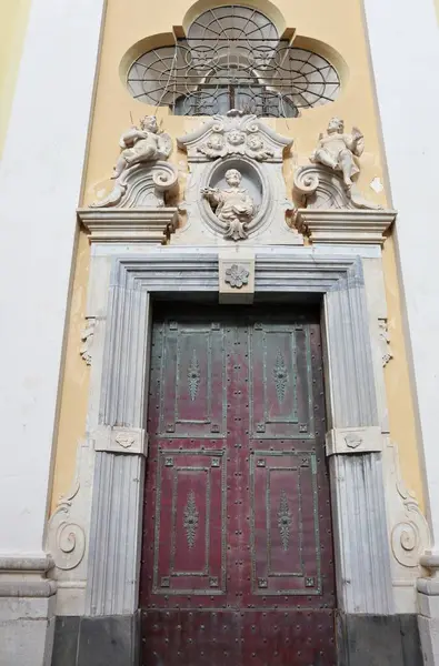 Minori, Campania, İtalya 19 Kasım 2024: 18. yüzyılın ortalarında Minori 'nin koruyucu azizi Aziz Trofimena' nın kalıntılarını barındırmak için yeniden inşa edilen kilise