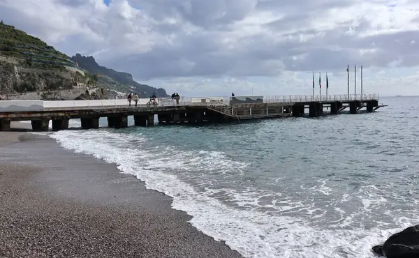 Minori, Campania, İtalya 19 Kasım 2024: Bir zamanlar Roma aristokrasisinin tatil beldesi olan Amalfi Sahili 'ndeki en eski yerleşim merkezi, 1997 yılından bu yana UNESCO' nun Dünya Mirası Bölgesi