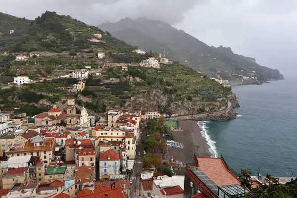 Minori, Campania, İtalya 19 Kasım 2024: Bir zamanlar Roma aristokrasisinin tatil beldesi olan Amalfi Sahili 'ndeki en eski yerleşim merkezi, 1997 yılından bu yana UNESCO' nun Dünya Mirası Bölgesi