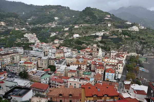 Minori, Campania, İtalya 19 Kasım 2024: Bir zamanlar Roma aristokrasisinin tatil beldesi olan Amalfi Sahili 'ndeki en eski yerleşim merkezi, 1997 yılından bu yana UNESCO' nun Dünya Mirası Bölgesi