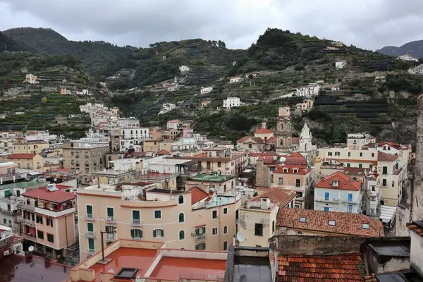 Minori, Campania, İtalya 19 Kasım 2024: Bir zamanlar Roma aristokrasisinin tatil beldesi olan Amalfi Sahili 'ndeki en eski yerleşim merkezi, 1997 yılından bu yana UNESCO' nun Dünya Mirası Bölgesi