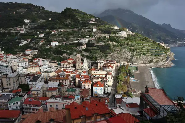 Minori, Campania, İtalya 19 Kasım 2024: Bir zamanlar Roma aristokrasisinin tatil beldesi olan Amalfi Sahili 'ndeki en eski yerleşim merkezi, 1997 yılından bu yana UNESCO' nun Dünya Mirası Bölgesi