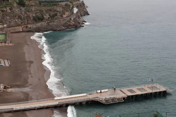 Minori, Campania, İtalya 19 Kasım 2024: Bir zamanlar Roma aristokrasisinin tatil beldesi olan Amalfi Sahili 'ndeki en eski yerleşim merkezi, 1997 yılından bu yana UNESCO' nun Dünya Mirası Bölgesi