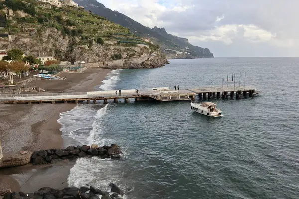 Minori, Campania, İtalya 19 Kasım 2024: Bir zamanlar Roma aristokrasisinin tatil beldesi olan Amalfi Sahili 'ndeki en eski yerleşim merkezi, 1997 yılından bu yana UNESCO' nun Dünya Mirası Bölgesi