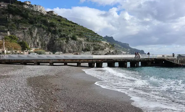 Minori, Campania, İtalya 19 Kasım 2024: Bir zamanlar Roma aristokrasisinin tatil beldesi olan Amalfi Sahili 'ndeki en eski yerleşim merkezi, 1997 yılından bu yana UNESCO' nun Dünya Mirası Bölgesi