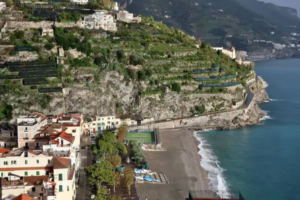 Minori, Campania, İtalya 19 Kasım 2024: Bir zamanlar Roma aristokrasisinin tatil beldesi olan Amalfi Sahili 'ndeki en eski yerleşim merkezi, 1997 yılından bu yana UNESCO' nun Dünya Mirası Bölgesi