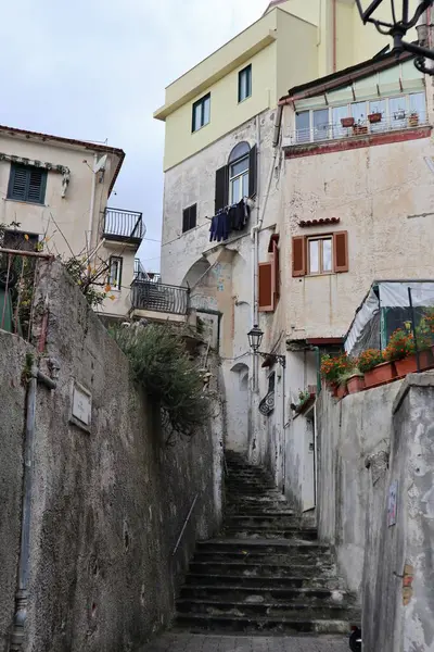 Minori, Campania, İtalya 19 Kasım 2024: Bir zamanlar Roma aristokrasisinin tatil beldesi olan Amalfi Sahili 'ndeki en eski yerleşim merkezi, 1997 yılından bu yana UNESCO' nun Dünya Mirası Bölgesi