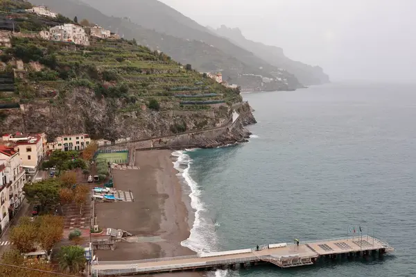 Minori, Campania, İtalya 19 Kasım 2024: Bir zamanlar Roma aristokrasisinin tatil beldesi olan Amalfi Sahili 'ndeki en eski yerleşim merkezi, 1997 yılından bu yana UNESCO' nun Dünya Mirası Bölgesi