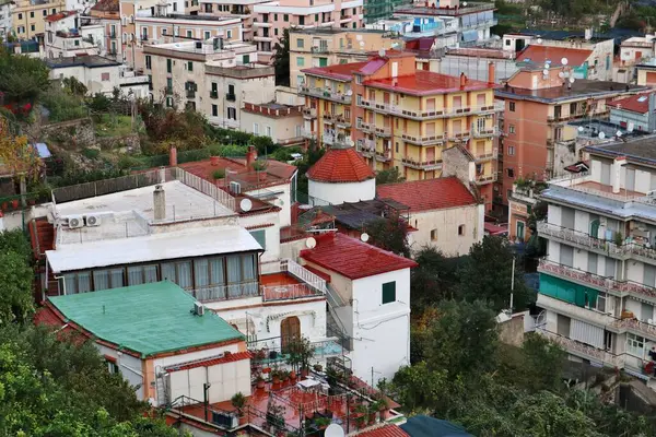 Minori, Campania, İtalya 19 Kasım 2024: Bir zamanlar Roma aristokrasisinin tatil beldesi olan Amalfi Sahili 'ndeki en eski yerleşim merkezi, 1997 yılından bu yana UNESCO' nun Dünya Mirası Bölgesi