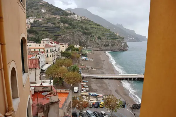 Minori, Campania, İtalya 19 Kasım 2024: Bir zamanlar Roma aristokrasisinin tatil beldesi olan Amalfi Sahili 'ndeki en eski yerleşim merkezi, 1997 yılından bu yana UNESCO' nun Dünya Mirası Bölgesi