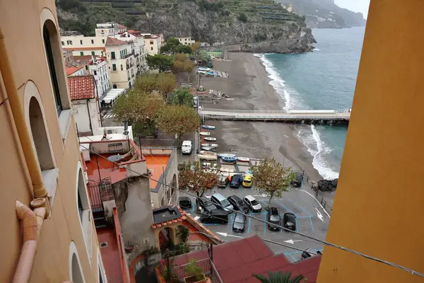 Minori, Campania, İtalya 19 Kasım 2024: Bir zamanlar Roma aristokrasisinin tatil beldesi olan Amalfi Sahili 'ndeki en eski yerleşim merkezi, 1997 yılından bu yana UNESCO' nun Dünya Mirası Bölgesi