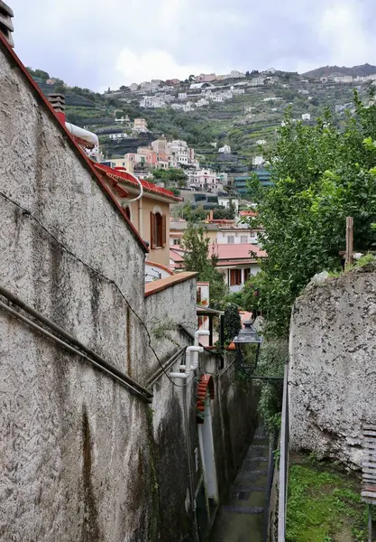 Minori, Campania, İtalya 19 Kasım 2024: Bir zamanlar Roma aristokrasisinin tatil beldesi olan Amalfi Sahili 'ndeki en eski yerleşim merkezi, 1997 yılından bu yana UNESCO' nun Dünya Mirası Bölgesi