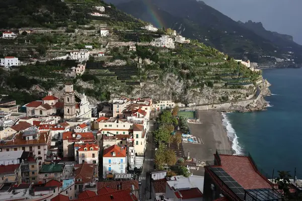 Minori, Campania, İtalya 19 Kasım 2024: Bir zamanlar Roma aristokrasisinin tatil beldesi olan Amalfi Sahili 'ndeki en eski yerleşim merkezi, 1997 yılından bu yana UNESCO' nun Dünya Mirası Bölgesi