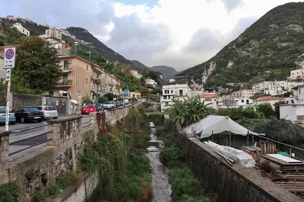 Minori, Campania, İtalya 19 Kasım 2024: Bir zamanlar Roma aristokrasisinin tatil beldesi olan Amalfi Sahili 'ndeki en eski yerleşim merkezi, 1997 yılından bu yana UNESCO' nun Dünya Mirası Bölgesi