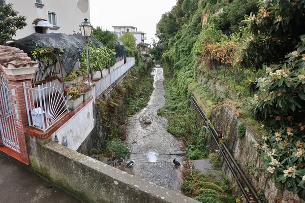 Minori, Campania, İtalya 19 Kasım 2024: Bir zamanlar Roma aristokrasisinin tatil beldesi olan Amalfi Sahili 'ndeki en eski yerleşim merkezi, 1997 yılından bu yana UNESCO' nun Dünya Mirası Bölgesi