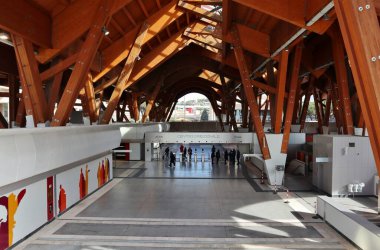 Napoli, Campania, İtalya 8 Nisan 2025: Metro dellArte olarak da bilinen 1. hattın Centro Direzionale metro istasyonu, mimarlar Enric Miralles ve Benedetta Tagliabue tarafından tasarlanan 10 yıllık çalışmanın ardından 1 Nisan 2025 tarihinde açıldı.