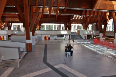 Napoli, Campania, İtalya 8 Nisan 2025: Metro dellArte olarak da bilinen 1. hattın Centro Direzionale metro istasyonu, mimarlar Enric Miralles ve Benedetta Tagliabue tarafından tasarlanan 10 yıllık çalışmanın ardından 1 Nisan 2025 tarihinde açıldı.