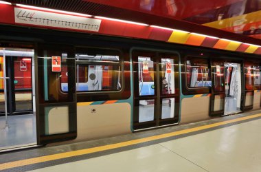 Napoli, Campania, İtalya 8 Nisan 2025: Centro Direzionale istasyonunda Metro Hattı 1 'in CAF Inneo treni