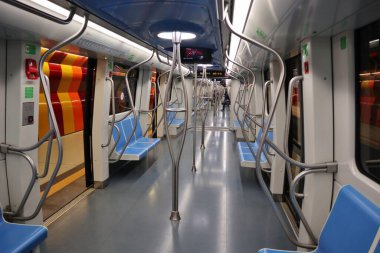 Napoli, Campania, İtalya 8 Nisan 2025: Centro Direzionale istasyonunda Metro Hattı 1 'in CAF Inneo treni