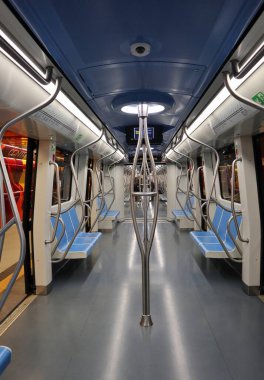 Napoli, Campania, İtalya 8 Nisan 2025: Centro Direzionale istasyonunda Metro Hattı 1 'in CAF Inneo treni
