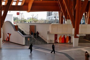 Napoli, Campania, İtalya 8 Nisan 2025: Metro dellArte olarak da bilinen 1. hattın Centro Direzionale metro istasyonu, mimarlar Enric Miralles ve Benedetta Tagliabue tarafından tasarlanan 10 yıllık çalışmanın ardından 1 Nisan 2025 tarihinde açıldı.