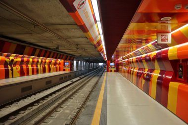 Napoli, Campania, İtalya 8 Nisan 2025: Metro dellArte olarak da bilinen 1. hattın Centro Direzionale metro istasyonu, mimarlar Enric Miralles ve Benedetta Tagliabue tarafından tasarlanan 10 yıllık çalışmanın ardından 1 Nisan 2025 tarihinde açıldı.