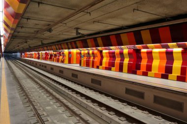 Napoli, Campania, İtalya 8 Nisan 2025: Metro dellArte olarak da bilinen 1. hattın Centro Direzionale metro istasyonu, mimarlar Enric Miralles ve Benedetta Tagliabue tarafından tasarlanan 10 yıllık çalışmanın ardından 1 Nisan 2025 tarihinde açıldı.