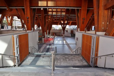 Napoli, Campania, İtalya 8 Nisan 2025: Metro dellArte olarak da bilinen 1. hattın Centro Direzionale metro istasyonu, mimarlar Enric Miralles ve Benedetta Tagliabue tarafından tasarlanan 10 yıllık çalışmanın ardından 1 Nisan 2025 tarihinde açıldı.