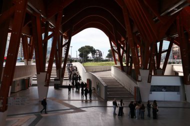 Napoli, Campania, İtalya 8 Nisan 2025: Metro dellArte olarak da bilinen 1. hattın Centro Direzionale metro istasyonu, mimarlar Enric Miralles ve Benedetta Tagliabue tarafından tasarlanan 10 yıllık çalışmanın ardından 1 Nisan 2025 tarihinde açıldı.
