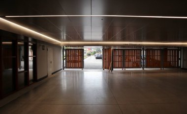 Napoli, Campania, İtalya 8 Nisan 2025: Metro dellArte olarak da bilinen 1. hattın Centro Direzionale metro istasyonu, mimarlar Enric Miralles ve Benedetta Tagliabue tarafından tasarlanan 10 yıllık çalışmanın ardından 1 Nisan 2025 tarihinde açıldı.