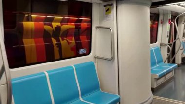 Napoli, Campania, İtalya 8 Nisan 2025: Centro Direzionale istasyonunda Metro Hattı 1 'in CAF Inneo treni
