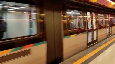 Napoli, Campania, İtalya 8 Nisan 2025: Centro Direzionale istasyonunda Metro Hattı 1 'in CAF Inneo treni